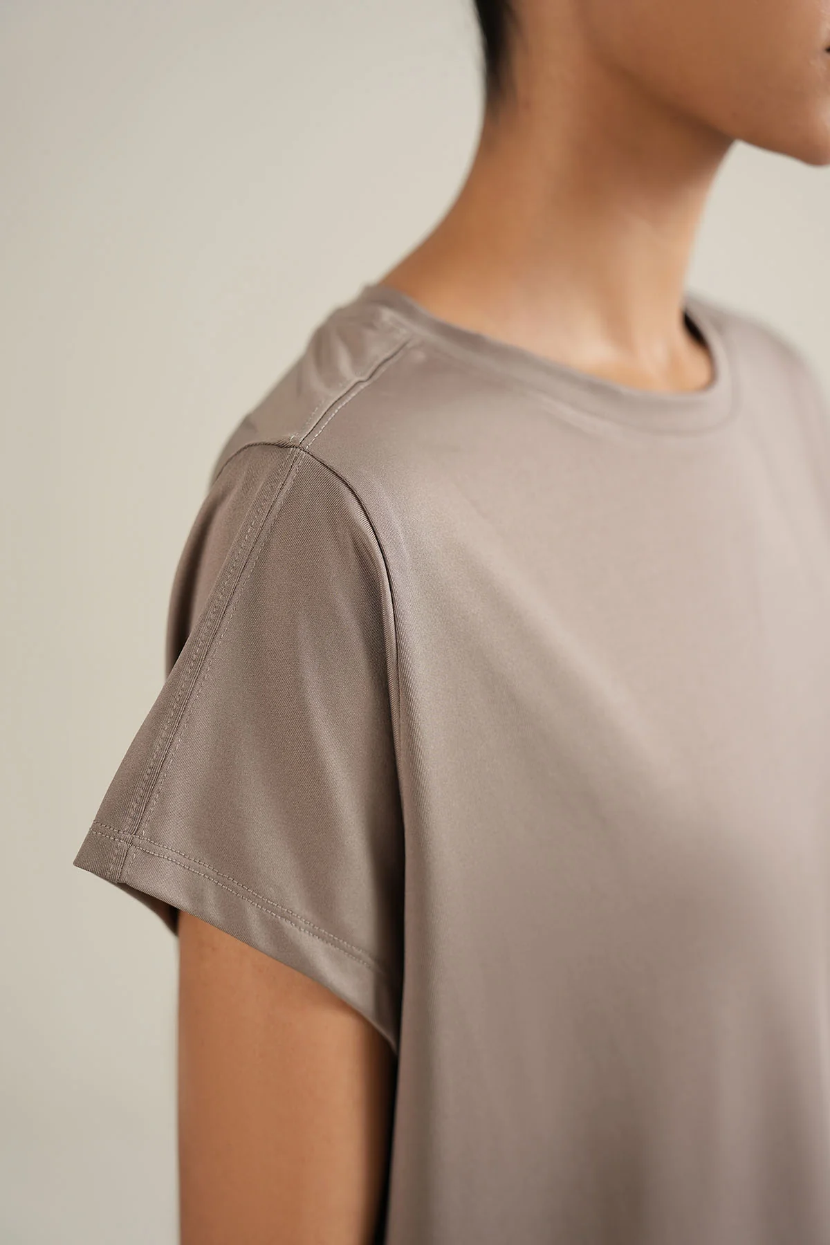 WOMEN STUDIO EASE TEE - Image 3