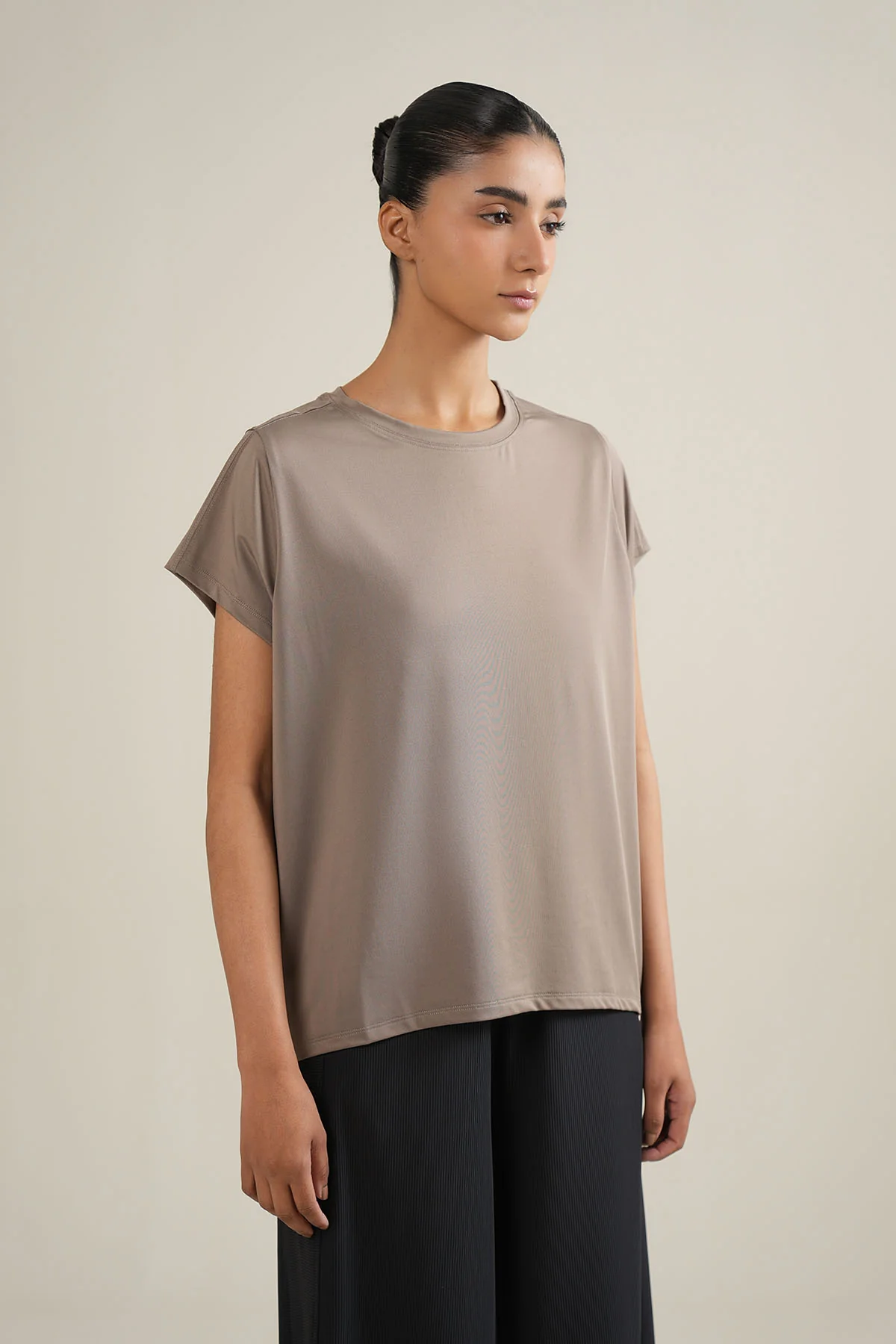 WOMEN STUDIO EASE TEE - Image 4