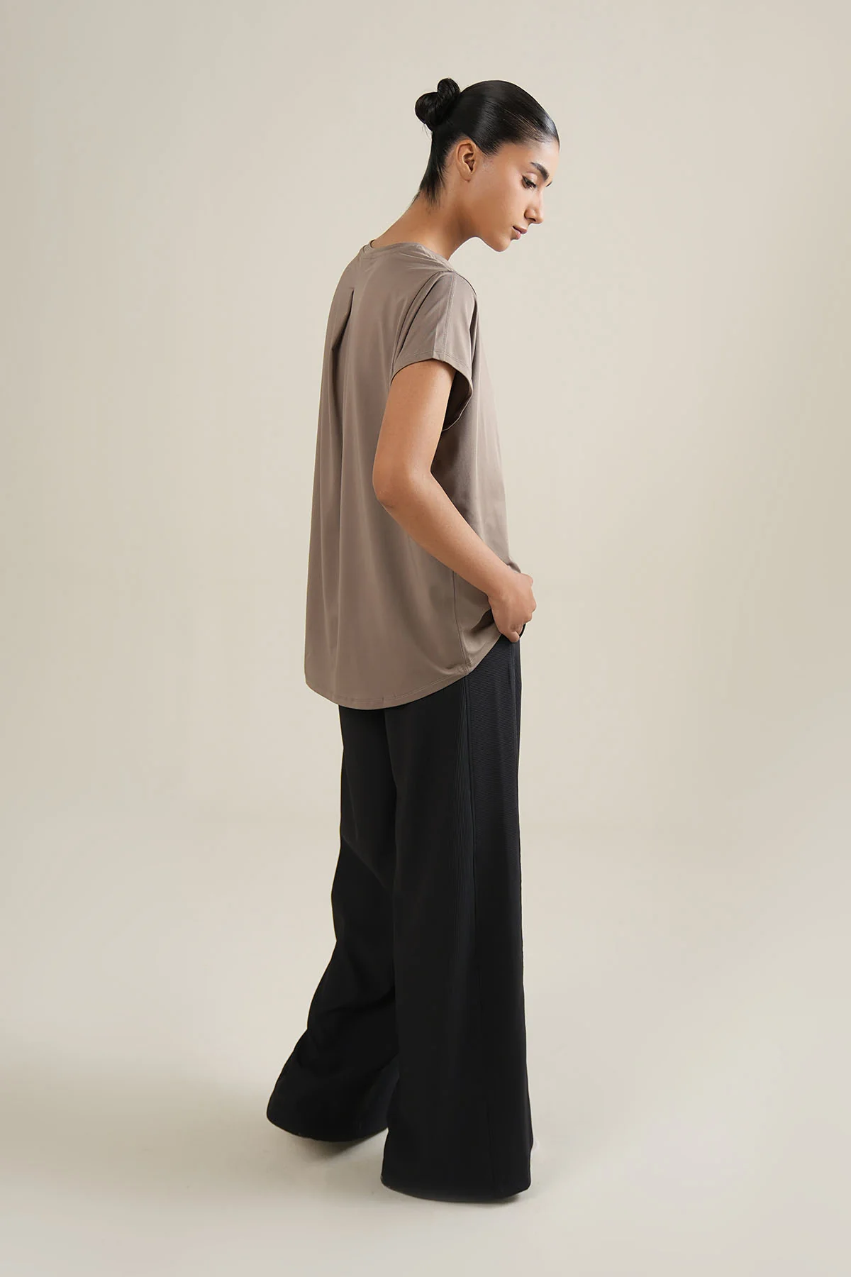 WOMEN STUDIO EASE TEE - Image 6