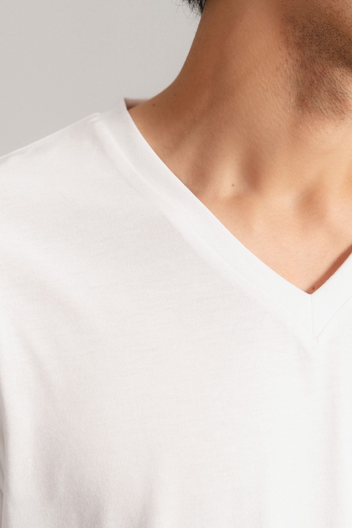 T-SHIRT V-NECK SUPIMA COTTON - Image 4