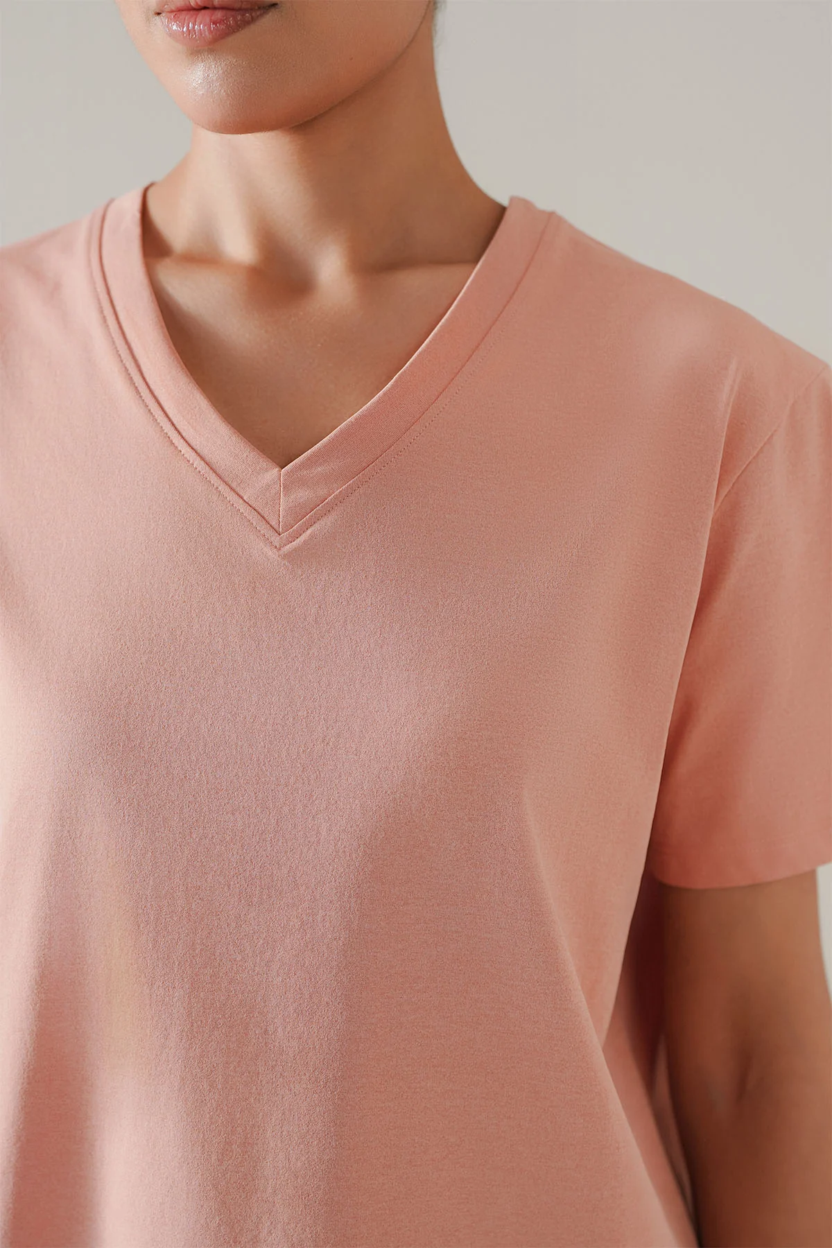 WOMEN ACTIVE V-NECK - Image 2